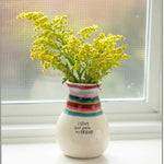 Charmerende og dekorativ keramik vase i skønne farver. Vasen er den perfekte gave til en du holder af.