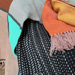 Smukke tæpper og plaider i unikt design - Svøb dig i hyggetæpper, når det begynder at blive koldt - Køb dit nye slumretæppe her RAUMTRAUM.dk