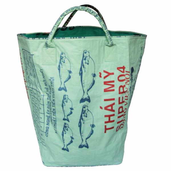 Støt miljøet ved køb af denne opbevaringspose lavet af genbrugte rissække. Moderne og i flot grøn farve.