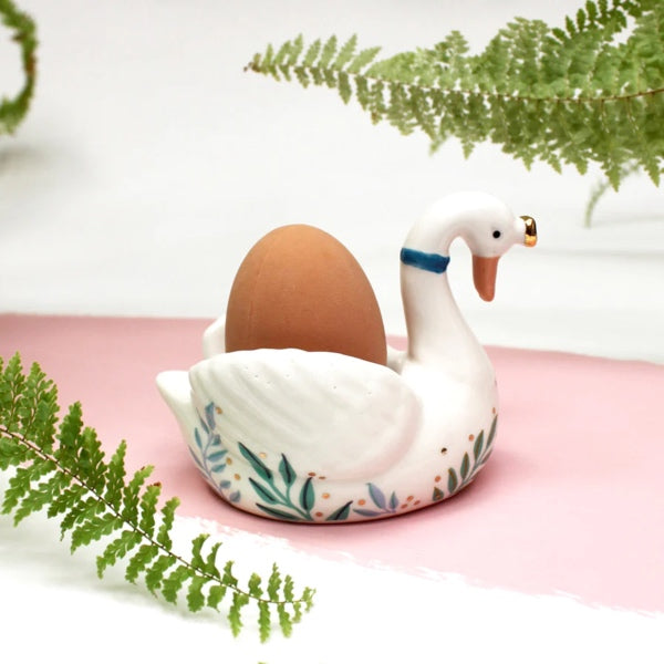 Æggebæger i form af en æstetisk svane - Super sød og den kommer i den fineste æske, som man kan udstille på en hylde. 