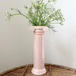 Dekorativ lyserød vase med klassiske former og mat finish - perfekt som statement-piece i moderne boligindretning.