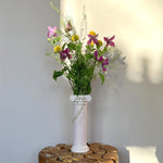 Flot slank vase i rosa - Vasen forestiller en græsk søjle fra et monument - Den slanke vase står rigtig flot med en buket blomster i - Høj slank vase - RAUMTRAUM.dk