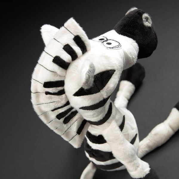 Skøn, skør og meget eksklusiv bamse med STOR personlighed! Denne skønne zebrapianist vil føle sig godt hjemme i et musikalsk hjem. Han elsker at sidde med ved pianoet og lytte til klassiske melodier.
