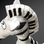 Gaven til musikelskeren - Kender du en person med musik i blodet ? Hos RAUMTRAUM.dk kan du købe denne finurlige piano bamse i form af en zebra, som kan gives i alle aldre. 