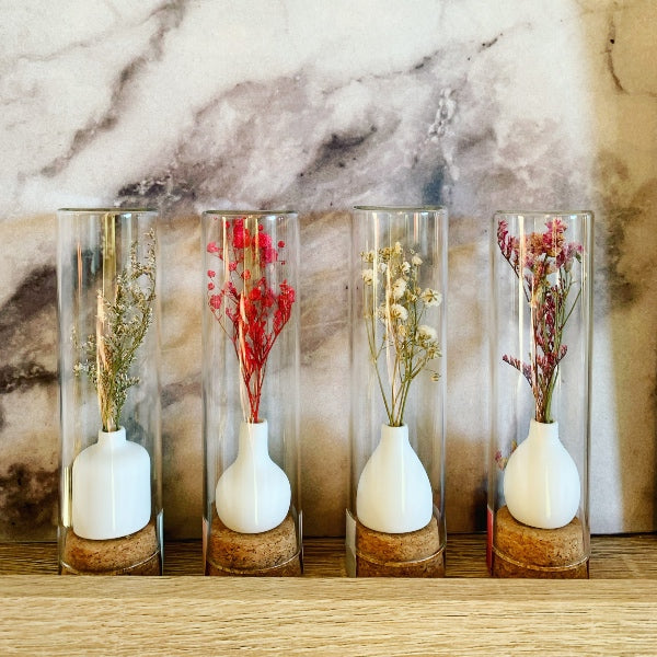 Tørrede blomster enkeltvis i små vaser - Sød lille værtinde eller indflyttergave - Købes hos RAUMTRAUM.dk