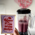 Dette sjove og finurlige fad bringer glæde til ethvert rum med sit livlige design. En samtalestarter, der får alle til at smile. Kisses if you do the dishes.