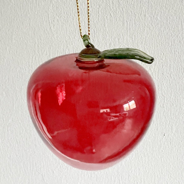Glasornament æble - det delikate håndværk og den lette gennemsigtighed giver et elegant og legende udtryk. 