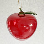 Glasornament æble - det delikate håndværk og den lette gennemsigtighed giver et elegant og legende udtryk. 