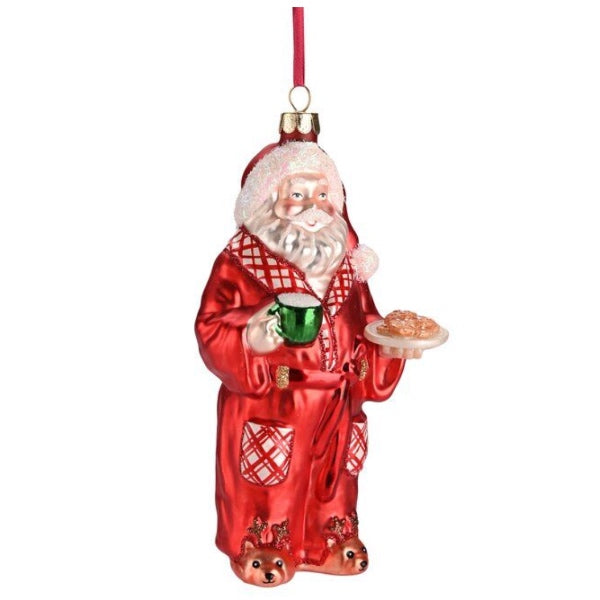 Tilføj et strejf af julestemning og nostalgi til dit juletræmed denne smukke julekugle i glas. Den forestiller en julemand, der holder en tallerken med småkager og et glas varm mælk, klar til hyggestund efter juleaftens arbejde. Med sine søde hjemmesko og venlige rensdyr ved siden, preder den varme og charme i ethvert hjem. Hver detalje er håndmalet med kærlighed - perfekt som gaveidé eller som unik pynt på dit eget juletræ.