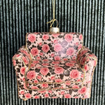 Til retro-fans: en lille sofa i glas, pyntet med blomster.
