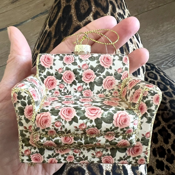 Vintage vibes til juletræet - sofa i glas med  blomsterdetaljer.