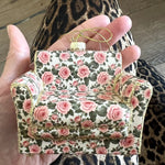 Vintage vibes til juletræet - sofa i glas med  blomsterdetaljer.