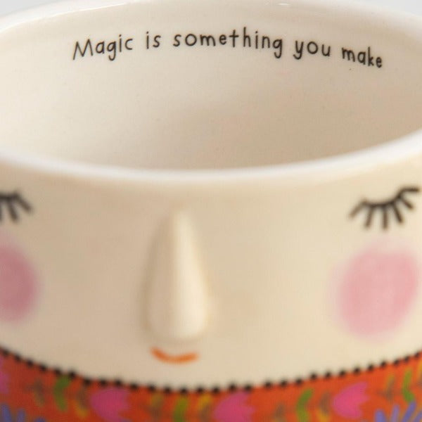 Indeni kruset står følgende tekst: 'Magic is something you make'. Hvem kan ikke bruge lidt magi, når de putter make up på ;-)