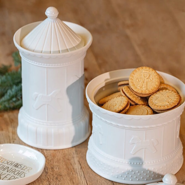 Krukken kombinerer skønhed med funktionalitet : en smuk dekorationsgenstand og en praktisk obevaringsløsning.