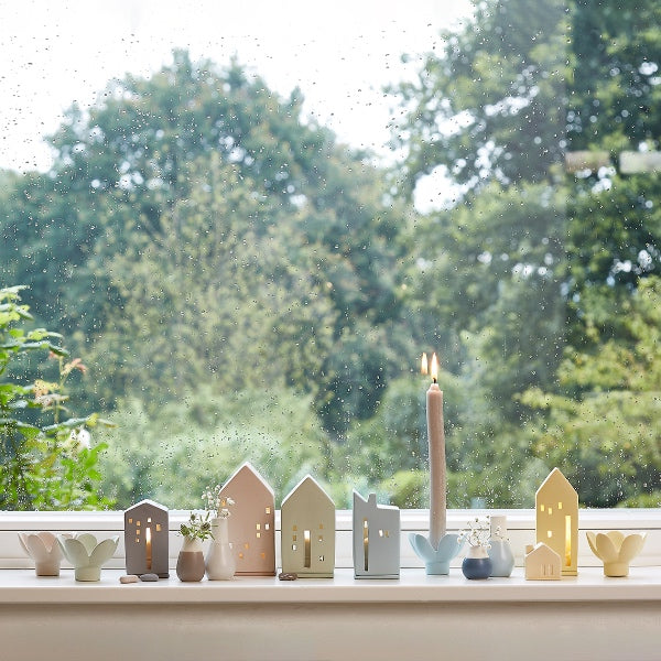 Disse blomstrede lysestager bringer lys og glæde ind i rummet og passer perfekt til både bord, hylde og vindueskarm. 