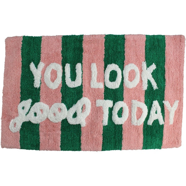 Farverig bademåtte med tekst - You look good today.
Gør dit badeværelse sjovere med en unik og farverig bademåtte med teksten "You look good today". Perfekt til dig, der elsker sjove detaljer og moderne design.