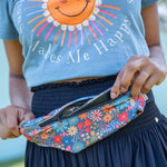 Bæltetaske i sjovt design med farverige blomster - Perfekt til løbeture eller til at peppe dit outfit op med.