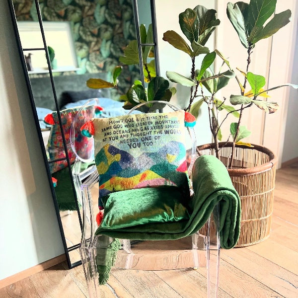 Lukseriøs grøn plaid `Sydney`på 150 x 200 cm, perfekt til hygge på sofaen eller sengen. Blød, varm og elegant, fremstillet af 60 % bomuld og 40 % polyester i Europa - Skab straks et stilfuldt og indbydende hjem med denne smukke plaid og passende puder.