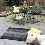 Køb udendørs tæpper og puder til terrasse, altan og have. Udendørs tæppe der kan tåle vand.