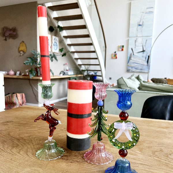 Pryd dit hjem med vores håndlavede, Fairtrade stearinlys, der kombinerer bæredygtighed, veganske materialer og kulørte designs. Se mere her RAUMTRAUM.dk