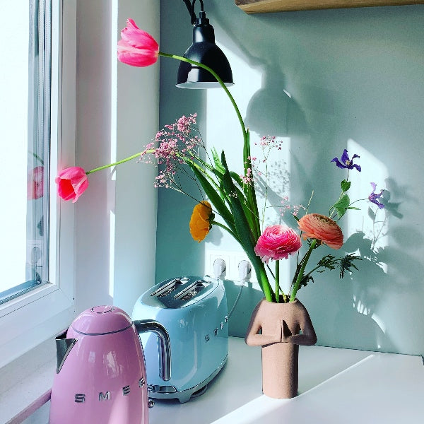 Vase krop - Body vase - Vaser - Brun vase formet som krop - Shop denne sæsons populæreste vaser online hos RAUMTRAUM.dk