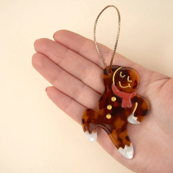 Lavet af FSC-certificeret celluloseacetat, fremstillet af træ- eller bomuldscellelulose - et mere bæredygtigt alternativ til almindelig plast.
Mærke: Coucou Suzette ®