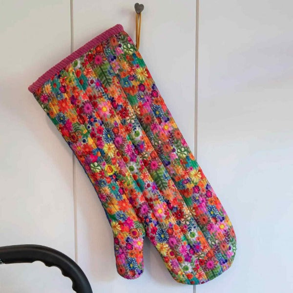 Ovnhandske i muntert design og fuld med skønne farverige blomster - Værktøj til køkkenet - Grydelapper - Farverigt design hos RAUMTRAUM.dk