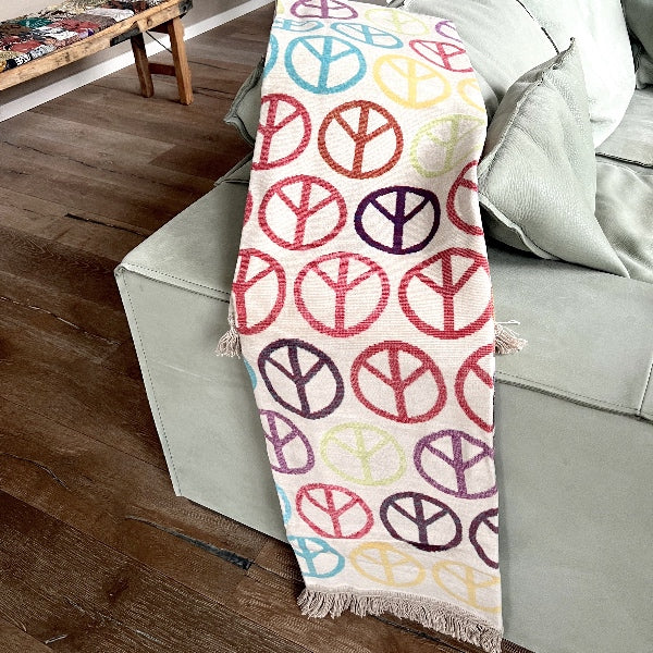 Farvestrålende plaid i ekstrem blød kvalitet - Find masser af farvestrålende plaider og pyntepuder til din bolig online hos RAUMTRAUM.dk 