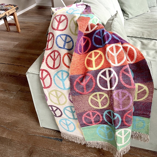 Meget blød kvalitetsplaid som kun kan købes hos RAUMTRAUM.dk - Multifarvet humørtæppe - Ting med sjæl - Unikt interiør til boligen her.