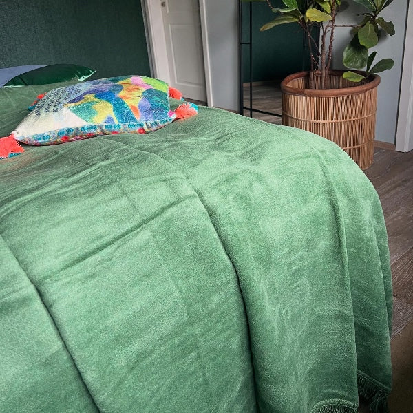 Sydney er en lukseriøs, ensfarvet plaid i en smuk grøn nuance, der skifter karakter alt efter lysindfald. Med sin ekstra bløde og varmede kvalitet er den ideel til at skabe hygge i stuen, på sengen eller i lænestolen. Målene på 150 x 200 cm gør den perfekt til to personer, der ønsker at dele varme og komfort. Fremstillet i Europa af 60% bomuld og 40 % polyester.