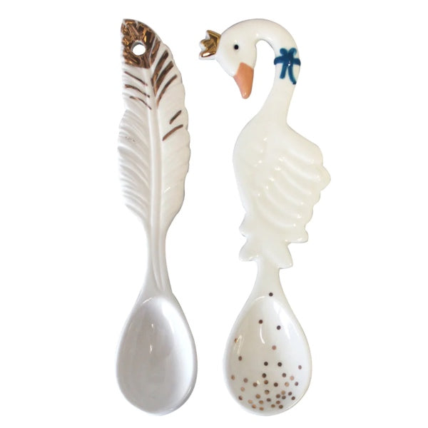 Skønne porcelænsskeer som kommer i en pakke med to - Den ene har form som en fjer og den anden en svane - RAUMTRAUM.dk