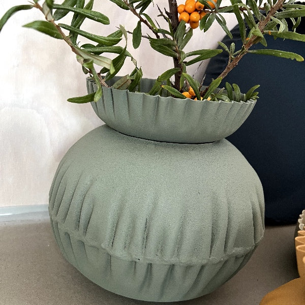 Smuk og anderledes vase i nordisk design - Farven er nem at kombinere til mange andre farver i indretningen - Købes her RAUMTRAUM.dk