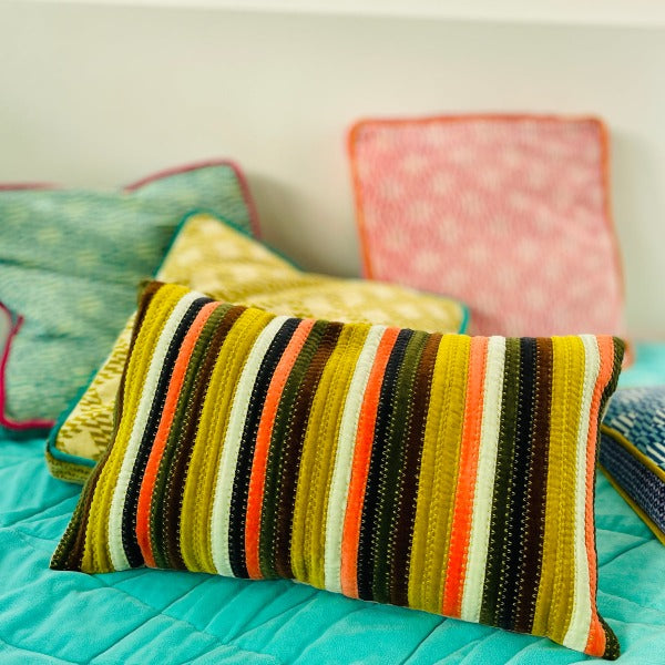 Pyntepuder med striber i harmoniske farver - Puden er aflang og er nem at kombinere med andre mønstre og stoffer. Skab liv på din sofa med puder og plaider fra RAUMTRAUM.dk
