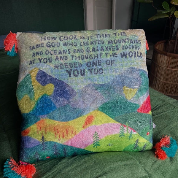 Fluffy pyntepude i meget blødt stof og med fint citat.