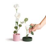 Vaser med stikhuller til blomsterstilke - På den måde kan man nøjes med et par enkelte blomster istedet for en buket. 