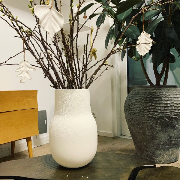 Stor porcelænsvase i hvid med perleoptik foroven - Vasen er perfekt til grene og store høje buketter blomster