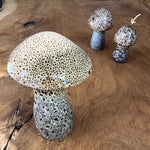 Sød og meget naturtro keramik svamp - Kan anvendes alene, som pynt på hylden, eller brug den i kombination med de andre svampe fra samme kollektion. 