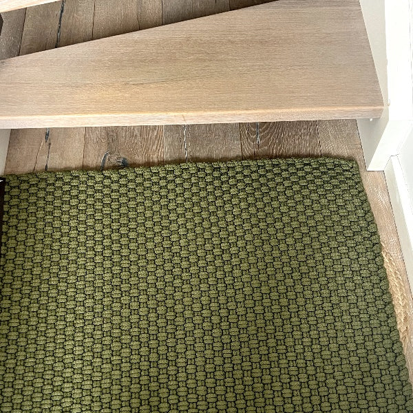 Olivengrøn dørmåtte til både indendørs og udendørs brug - genbrugt PET