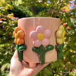 Urtepotte med 3d-blomster - kitsch, unik og 70ér stemning i ét. Til dig der elsker de små humoristiske detaljer i indretningen.