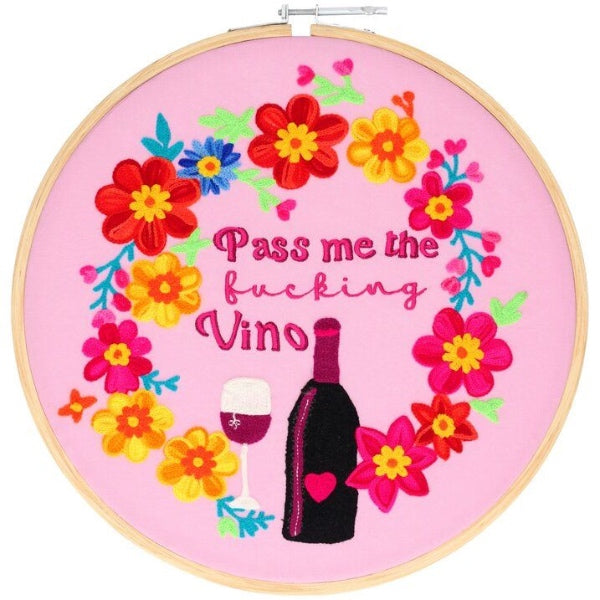 Unikt broderi i ægophæng 'Pass me the vino' i rosa og pink - Perfekt til moderne boligindretning og vinelskere. 