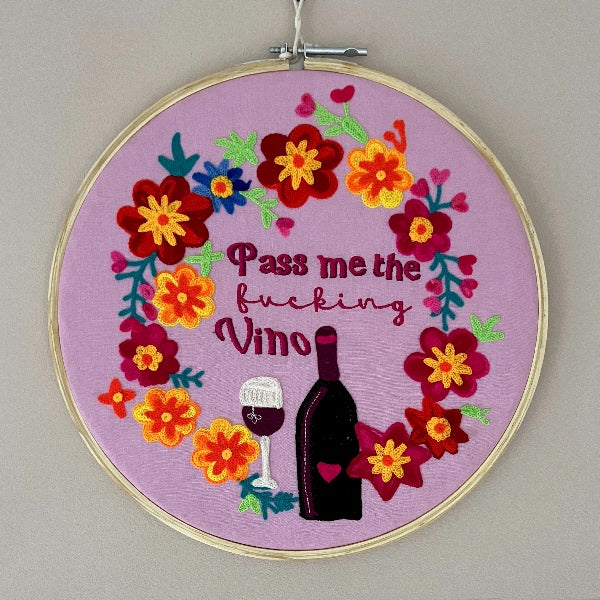 Moderne broderi vægkunst med humoristisk budskab 'Pass me the fucking vino' i unik pink farve - Stilfuld og kreativ indretning - Online hos RAUMTRAUM.dk