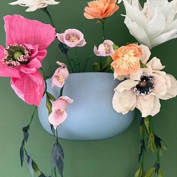 Lyseblå skøn urtepotte til montering på væggen - Den kan bruges til ægte såvel som uægte blomster og er altid dekorativ på en kedelig væg.
