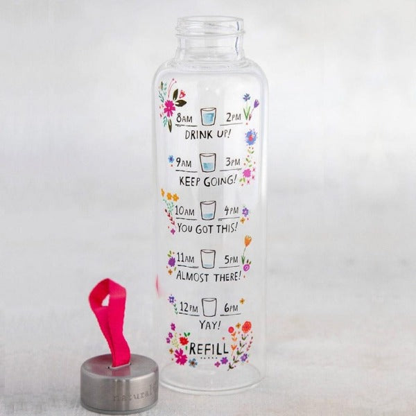 Motiverende vandflaske i det fineste design du længe har set - den er lavet i glas og kan indeholde knap 500 ml vand - Køb den online her hos RAUMTRAM.dk