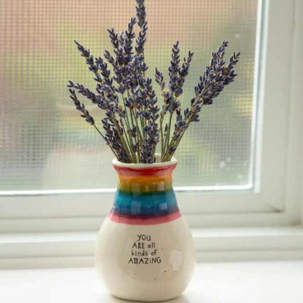 Charmerende og dekorativ keramik vase i skønne farver. Vasen er den perfekte gave til en du holder af.