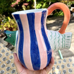 Denne unikke vase leger med formene. De blå og rosa striber kombineret med fiskens finurlige ansigt giver et humoristisk og kunstnerisk udtryk. Et perfekt blikfang i stuen, på køkkenbordet  eller som gave til en, der elsker farverig indretning.