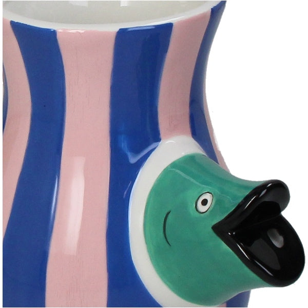 En dekorativ vase i form af en fisk, der stikker ud fra vasen - legende design med masser af charme.