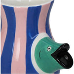 En dekorativ vase i form af en fisk, der stikker ud fra vasen - legende design med masser af charme.