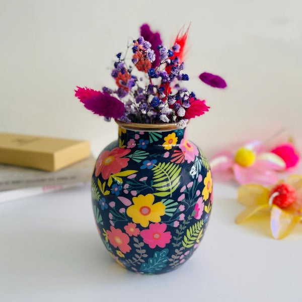 Kulørt vase med blomster i glade farver - En lille unik venindegave - Købes hos RAUMTRAUM.dk