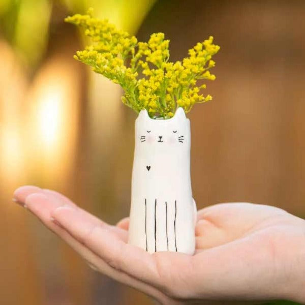 Fornøjelig og hyggelig lille vase i form af en kat - Mix og match med de andre små finurlige vaser online hos RAUMTRAUM.dk