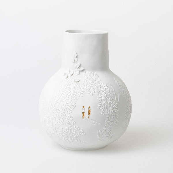 Elegant vase i porcelæn med utrolig mange smukke detaljer i form af 3D detaljer og guld applikationer - Online her RAUMTRAUM.dk